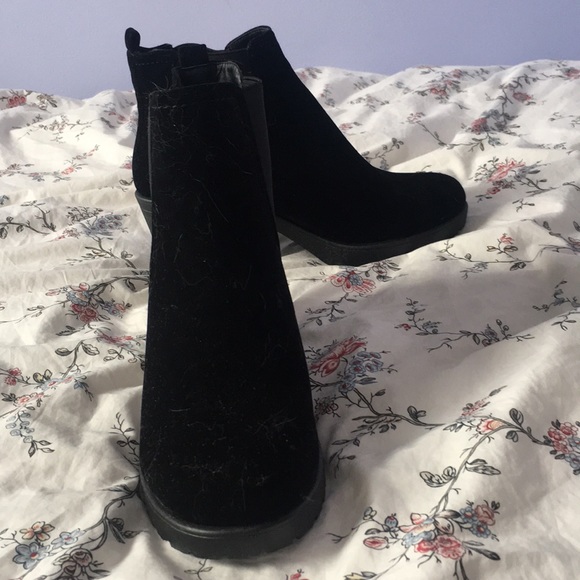 Black high heeled ankle booties - Picture 2 of 3